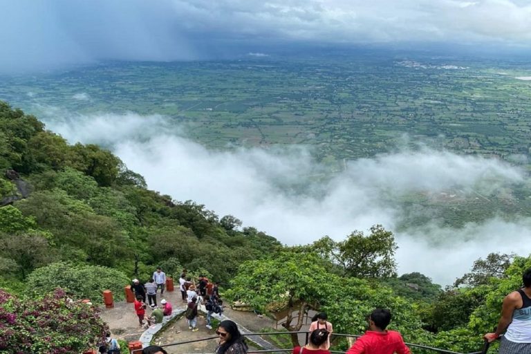 देसी अध्यात्म में दुनिया के दो छोर
