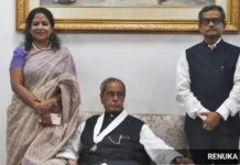 प्रणब मुखर्जी की किताब को लेकर बेटा बेटी आमने सामने