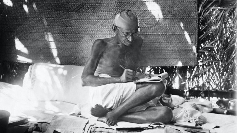 जो रामायण, महाभारत नहीं जानता, वह भारतीय होने लायक नहीं : महात्मा गांधी