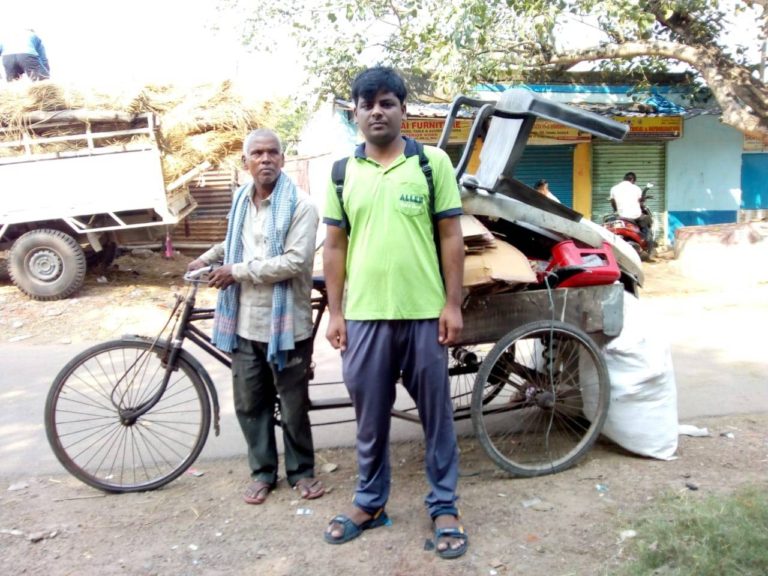 जिन्दगी हाशिए पर : धन्धा कबाड का मोटरगाड़ी से