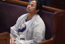 खिसक रही है ममता के पांव के नीचे की जमीन