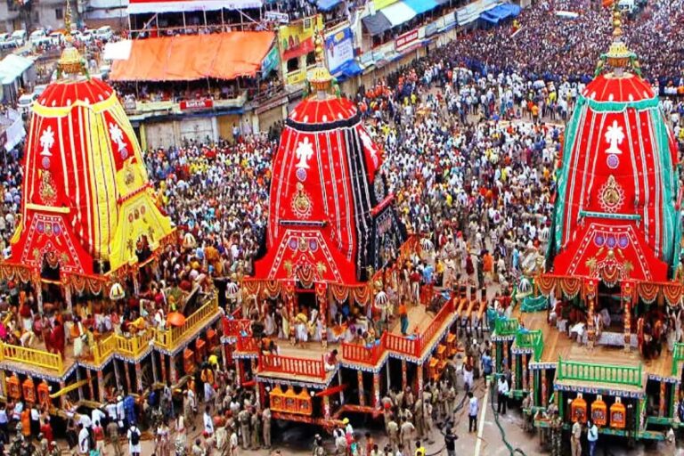 रथ में बैठ कर बलभद्र जी और सुभद्रा जी के साथ मौसी के घर जाते हैं भगवान जगन्नाथ