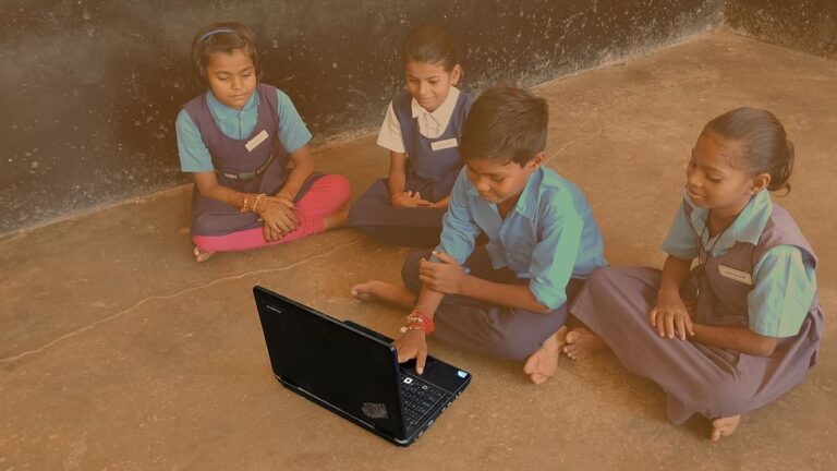 कम आमदनी वाले घरों के बच्चों के लिए ऑनलाइन कक्षाएं एक बड़ी चुनौती
