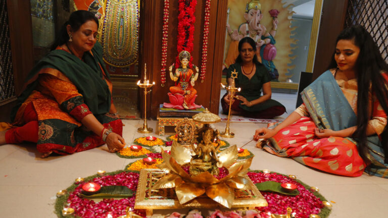 इस दिवाली पटाखों की तरह फोड़ दीजिए कड़वाहट और तनाव को
