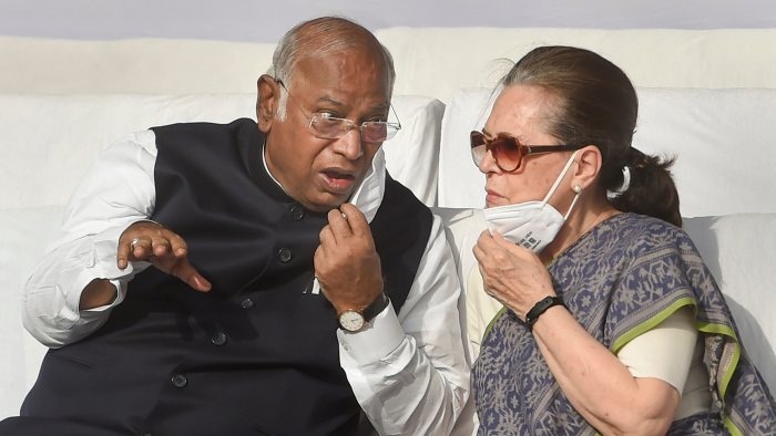 sonia with mallikarjun khadge