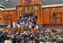बदरीनाथ धाम के खुले कपाट हेलीकॉप्टर से बरसाए फूल
