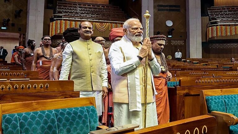 छा गया ‘सेंगोल’, पीएम मोदी को बताया विकास, विश्‍वास और आस की पहचान