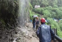 उत्तराखंड : गौरीकुंड में भूस्खलन से 12 लोग लापता, भारी बारिश का अलर्ट
