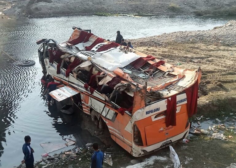 नेपाल में बड़ा हादसा, राप्ती नदी में बस गिरने से 12 यात्रियों की मौत