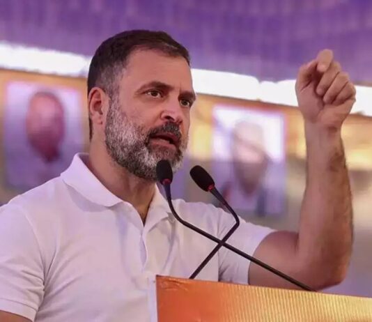 इन पढ़े-लिखे मूर्खों से देश को बचाओ।