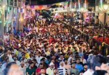 रात तीन बजे तक न बारिश रुकी, न कवि थके, न जनता हटी
