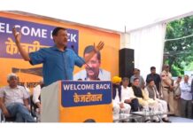 भौचक खड़ा है रोज नया तमाशा दिखाने वाला बाजीगर