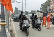 मोटरसाइकिल पर एक किलोमीटर ले जाने के लिए श्रद्धालुओं से 100 रु. वसूल रहे