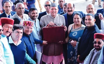 धामी चले योगी की राह