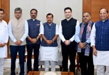 शीशमहल की चकाचौंध में बगावत दिखी ही नहीं