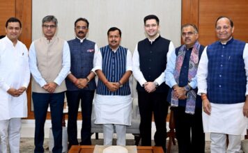 शीशमहल की चकाचौंध में बगावत दिखी ही नहीं