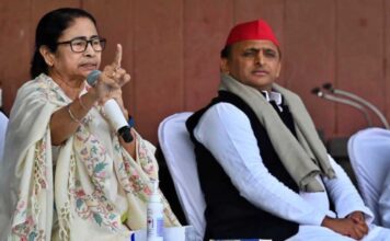 मोदी के दो दांव और अखिलेश-ममता चित