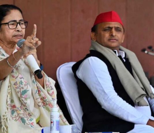 मोदी के दो दांव और अखिलेश-ममता चित