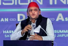 धर्मसंकट में अखिलेश, मुस्लिम को मनाएं या हिंदू को अपनाएं